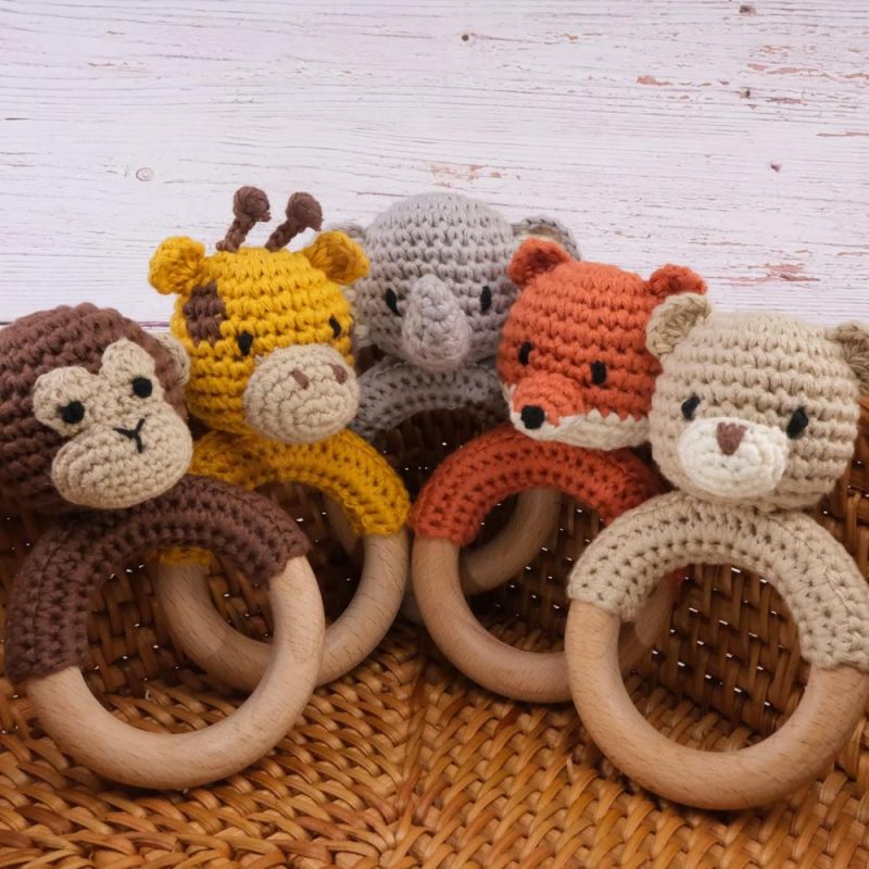 Rattle & Anelli Morbidi | Safari Animals Wooden Baby Rattle Toys Stuffed Crochet Rattle With Teether Ring For Newborn Beige Bear
Animali Safari Giocattolo di Succhiare in Legno con Succhietto Morbido e Rattle per Neonati, Orso Beige