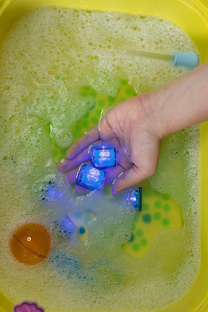 Giocattoli da bagno | X Cubi Luminosi Attivati dall’Acqua di Sesame Street per il Gioco Sensoriale (Cookie Monster – Blu)